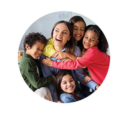 Terapeuta conviviendo con un grupo de niños