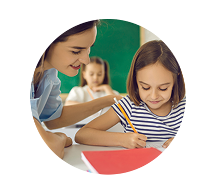 Terapeuta apoyando en el proceso educativo de un infante