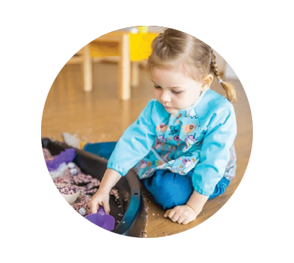 Niña pequeña generando estímulos por medio de terapia sensorial